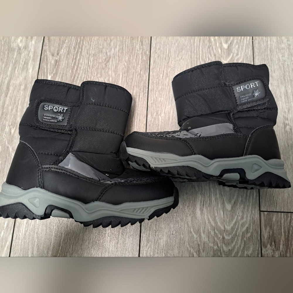 New Sport Big Kids Black and Gray Fur Lined Winter Snow Boots. Size 1 (33cm)